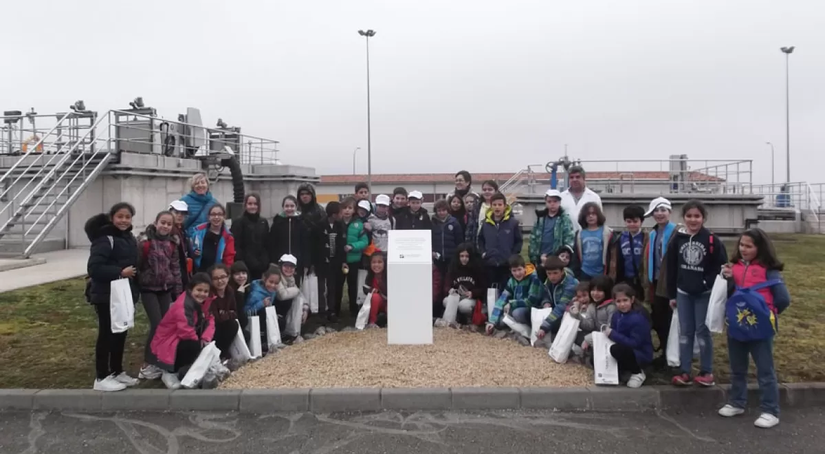 Escolares del Villafría recorren la Estación de Tratamiento de Agua Potable de Oviedo