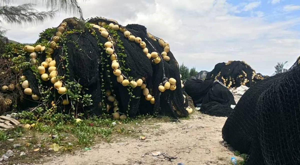 Redes de pesca convertidas en mochilas: un proyecto vasco da una segunda vida a los residuos marinos