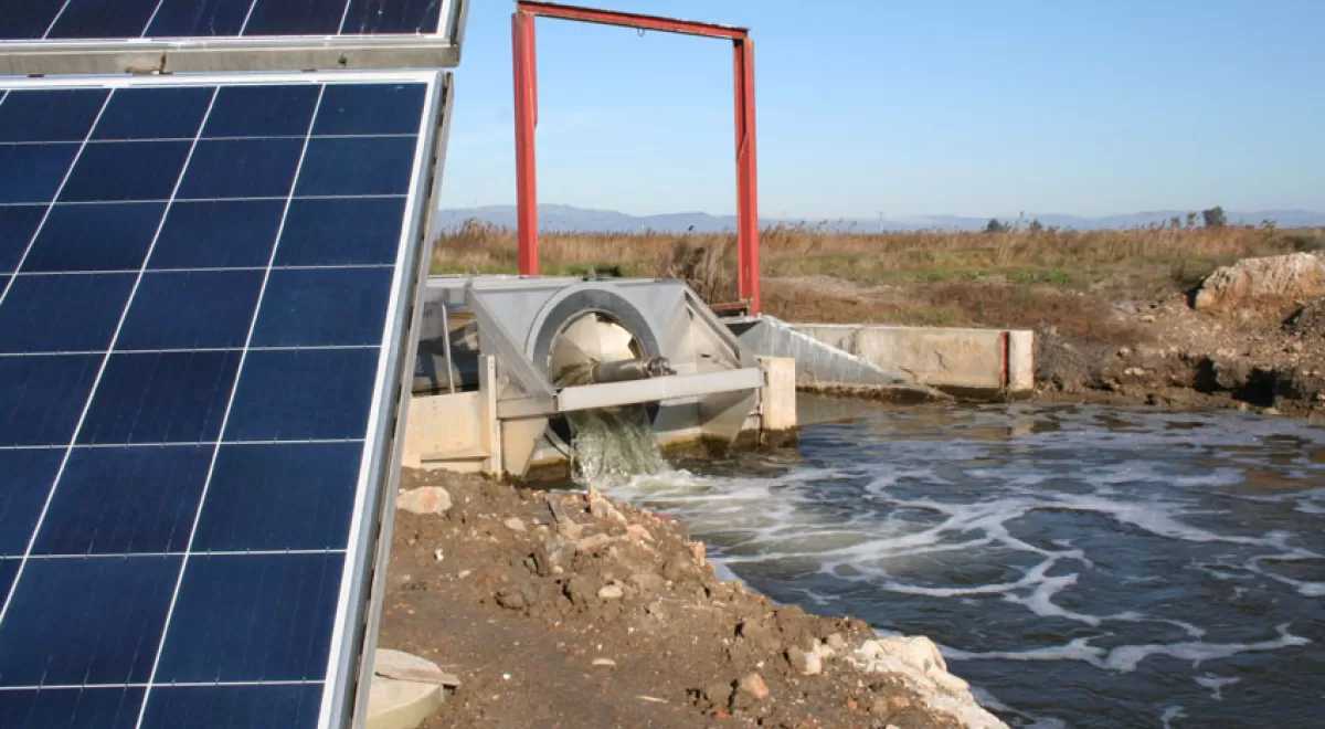 Una estación de bombeo solar permite reducir la salinización de una laguna en el Parque Natural del Delta del Ebro