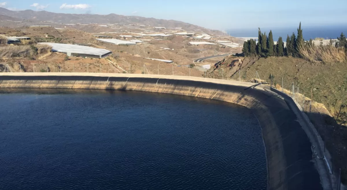 Suscrito el contrato para llevar agua desde los embalses de Béznar y Rules al Bajo Guadalfeo en Granada