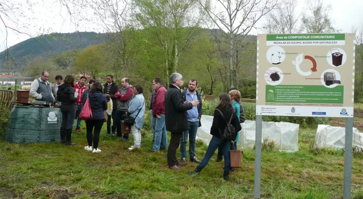 El municipio de Piloña y Cogersa promueven el compostaje comunitario en los huertos sociales de Infiesto