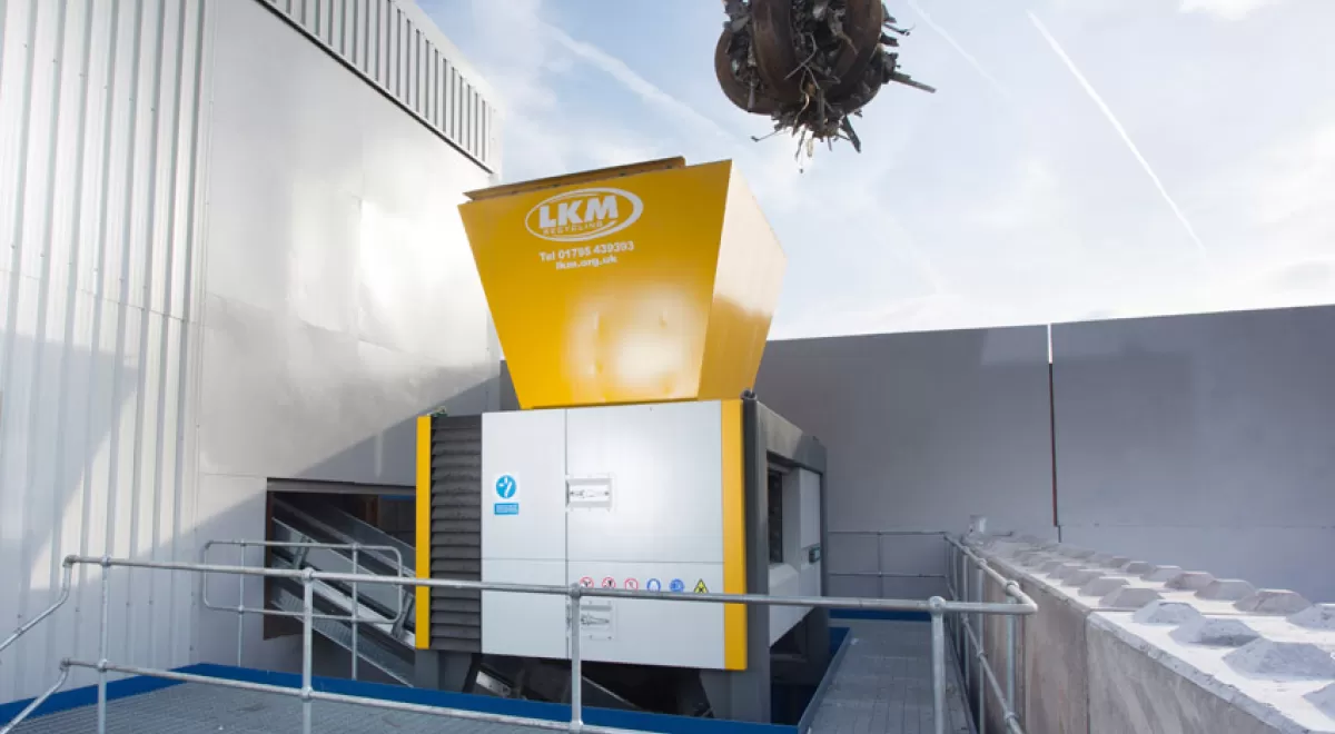 La compañía inglesa LKM Recycling opta por la mayor máquina trituradora de cuatro ejes de UNTHA