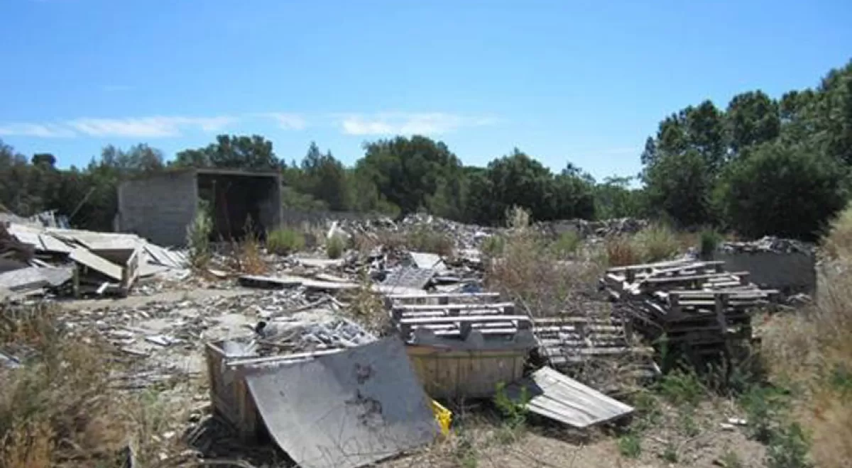 El ARC retira los residuos abandonados de una empresa de palets de Sant Martí Sarroca