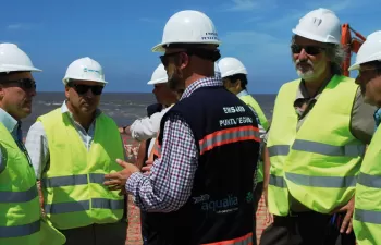 El alcalde de Montevideo visita las obras del emisor subacuático que Aqualia construye en la ciudad