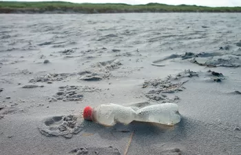 Greenpeace reclama a los ministros europeos medidas para eliminar el plástico de un solo uso