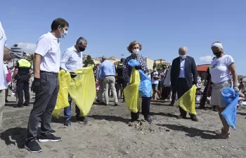 S.M. la Reina Doña Sofía participa como voluntaria en '1m2 por las playas y los mares' del Proyecto LIBERA