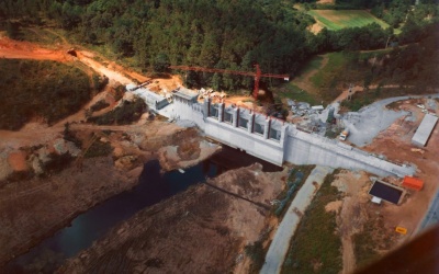 Imagen de la construcción de la presa de Cecebre