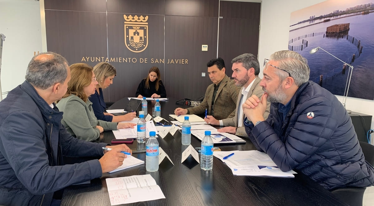 Murcia invertirá 11 millones en 2023 para la retirada de biomasa y ova del Mar Menor
