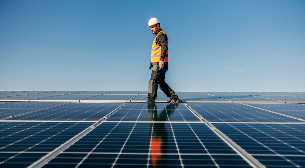 operario planta fotovoltaica