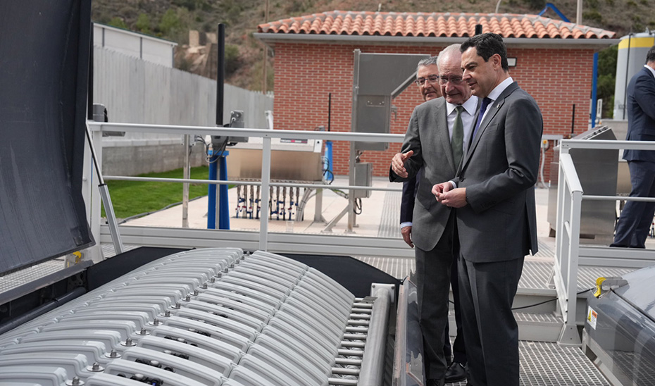 Juanma Moreno y Francisco de la Torre, durante su recorrido por las instalaciones de la estación depuradora.