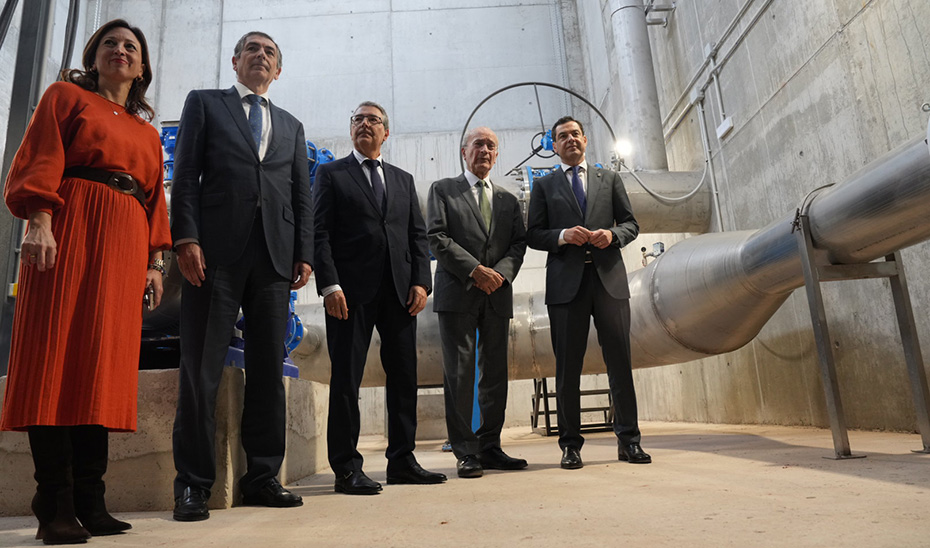 Foto de familia de los asistentes institucionales al acto.