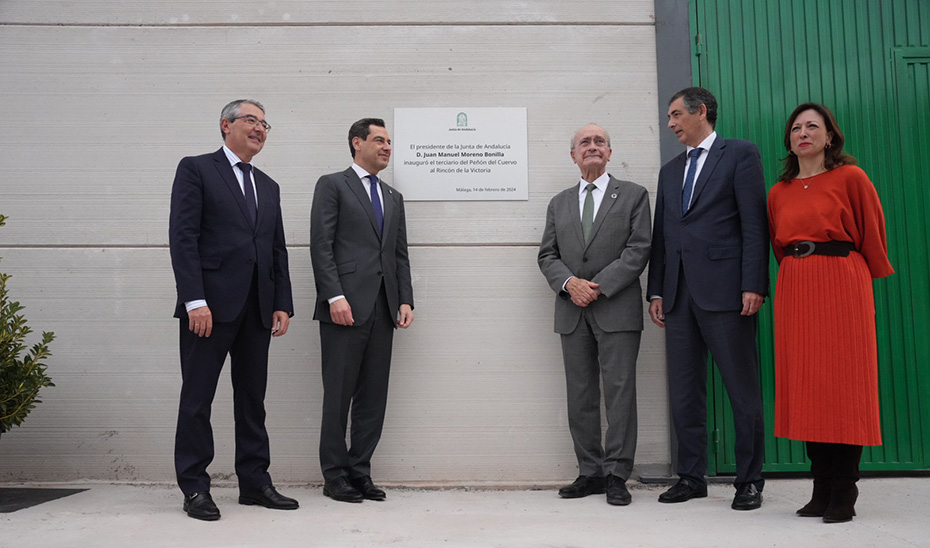 Un momento del descubrimiento de la placa con motivo de la inauguración del tratamiento terciario.