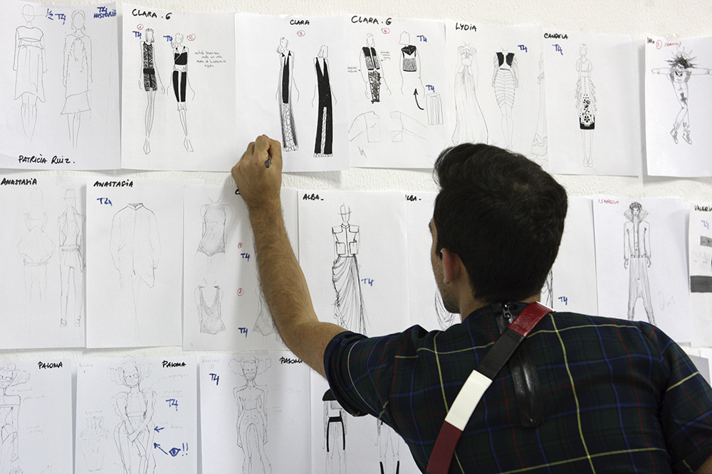 Alumnos de diseño de moda en una sesión de fitting antes de un desfile