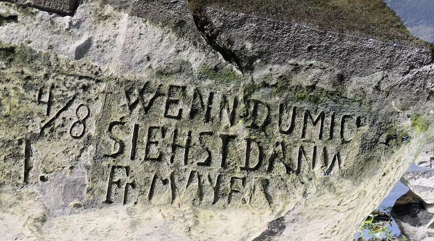 Inscripción en la piedra del hambre de Děčín: ‘Wenn du mich siehst, dann weine’ (si me ves, llora)