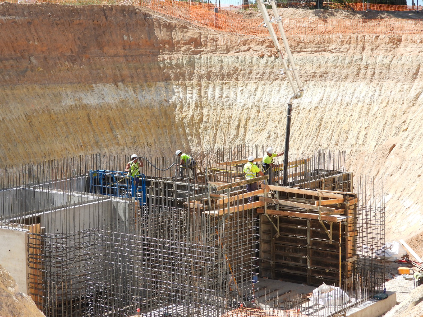 Operarios trabajando en la construcción de las nuevas instalaciones de la EDAR de Albacete.