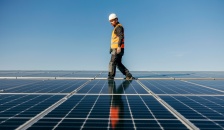 operario planta fotovoltaica