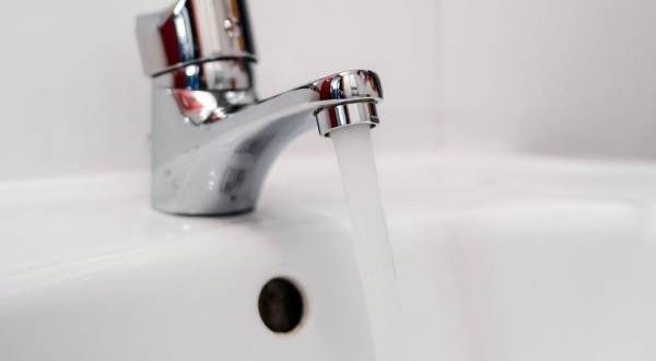 El agua del grifo es igual (o mejor) que la embotellada