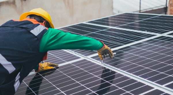 TotalEnergies y Veolia construirán la mayor planta fotovoltaica para una desalinizadora en Omán