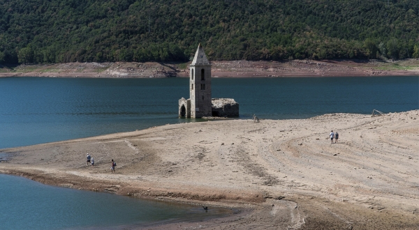 La iglesia del embalse de Sau, en Cataluña, emerge debido a la falta de precipitaciones
