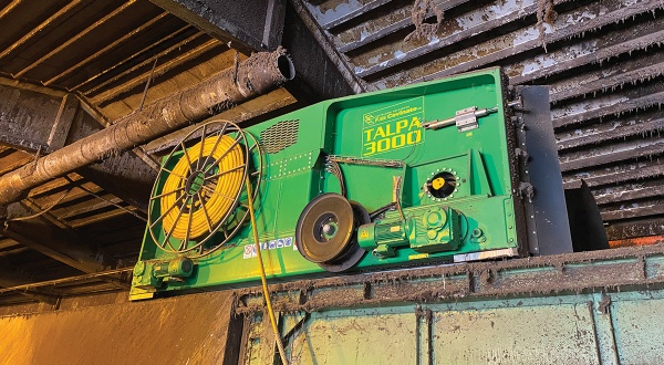 Volteadora Talpa 3000 en una planta de trincheras de compostaje