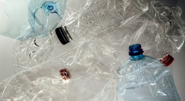 Botellas de plástico. Foto de Teslariu Mihai.