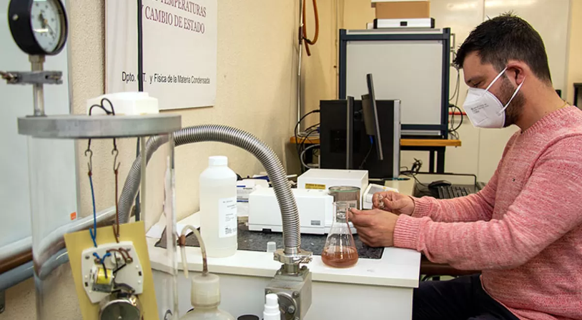 La Universidad de Cantabria desarrolla un catalizador magnético para descomponer plásticos
