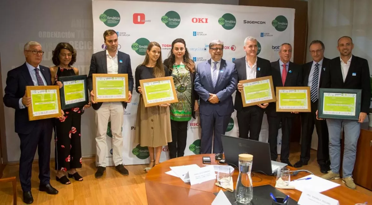 La Xunta premia a 14 empresas gallegas por su colaboración en la reducción de los residuos ofimáticos