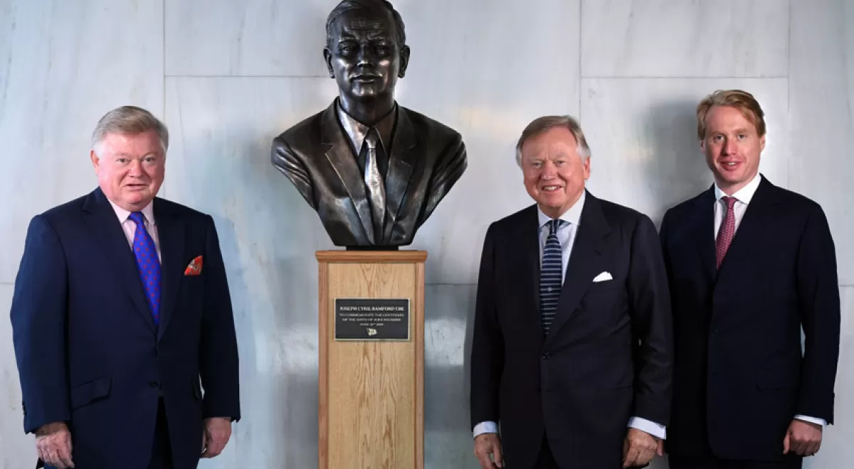 Una estatua de bronce conmemora el centenario del nacimiento de \'Mister JCB\'