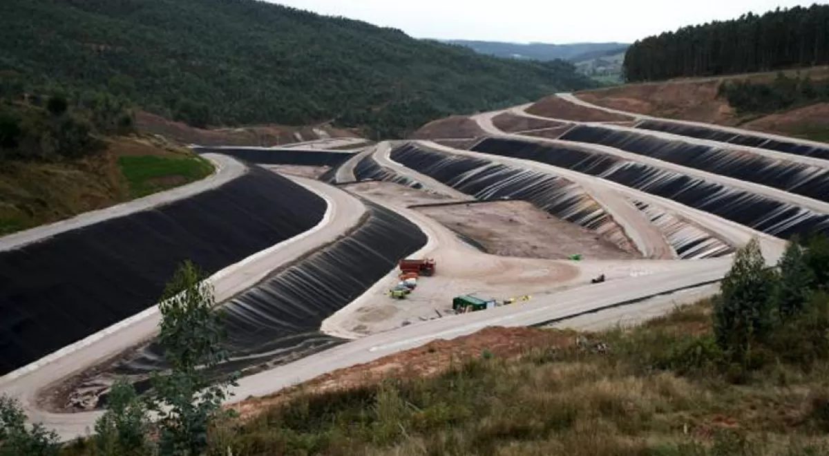 El Gobierno de Cantabria inicia la segunda fase del sellado del vertedero El Mazo