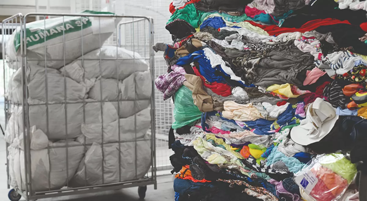 FER reclama compromiso a los Ayuntamientos para mejorar la gestión de los residuos textiles