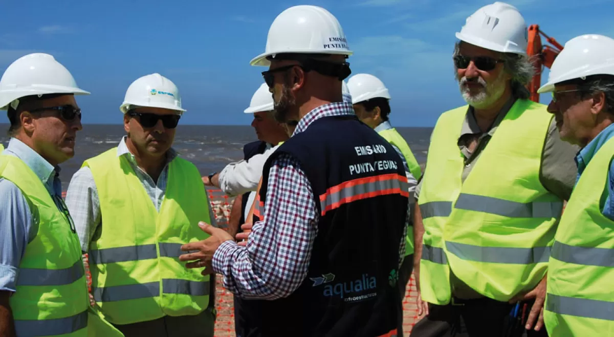 El alcalde de Montevideo visita las obras del emisor subacuático que Aqualia construye en la ciudad