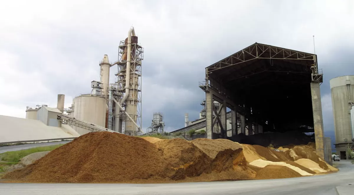 Reciclado y valorización de residuos en la industria cementera en España. Actualización año 2015