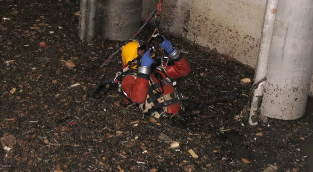 Espectacular operativo para una reparación en el pozo de gruesos de la depuradora de La Ranilla