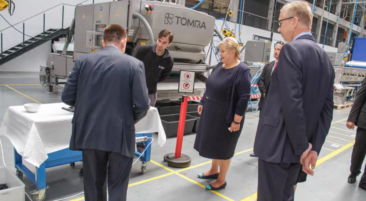 La primera ministra noruega elogia la moderna planta de fabricación de TOMRA Sorting Solutions en Eslovaquia