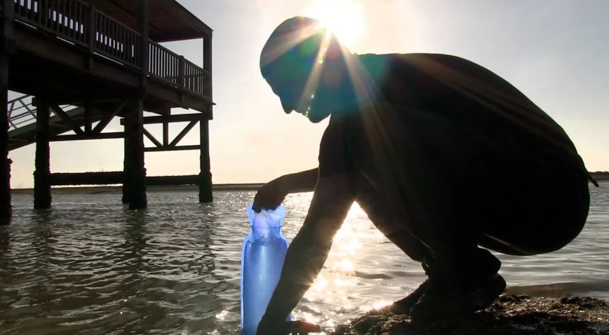 Investigadores andaluces crean bolsas de plástico capaces de desinfectar agua a bajo coste