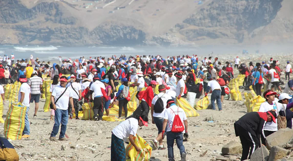 ACCIONA reúne a 900 voluntarios para limpiar la playa Cavero de Pachacútec en Perú
