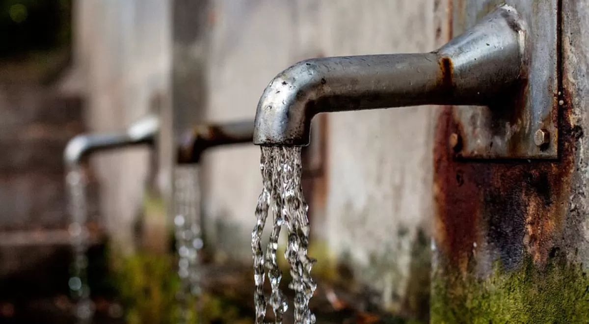 El suministro de agua vuelve a ser la prestación mejor valorada por los españoles