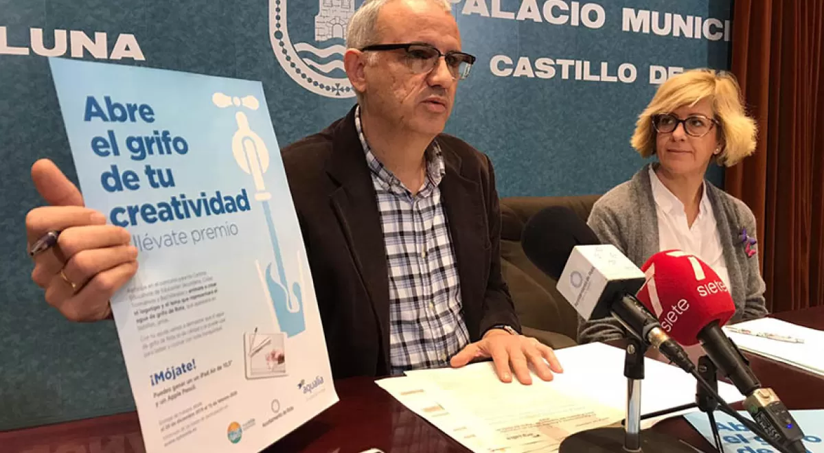 El Ayuntamiento de Rota y Aqualia presentan un concurso para diseñar el logotipo del Agua del Grifo de la localidad