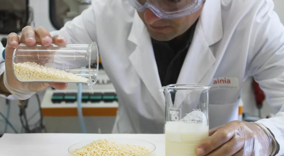 Producido el primer bioplástico a partir del suero lácteo excedente de la industria quesera