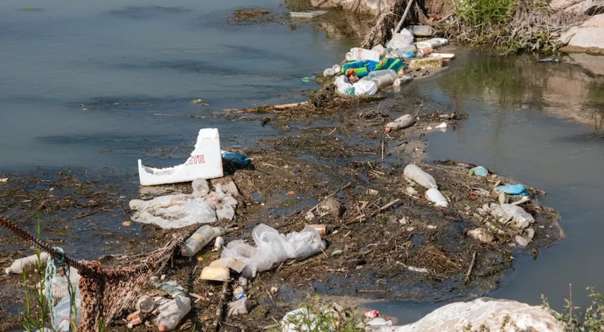 El papel de los ríos en el transporte de los residuos plásticos al mar