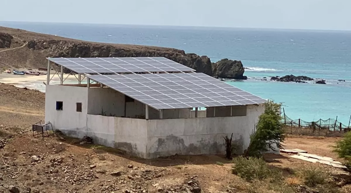 Una desaladora solar suministra agua a habitantes de la isla de Maio gracias a la cooperación canaria