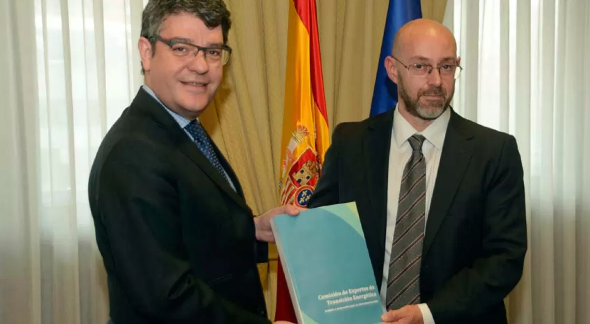 La Comisión de Expertos sobre transición energética entrega a Álvaro Nadal su informe final