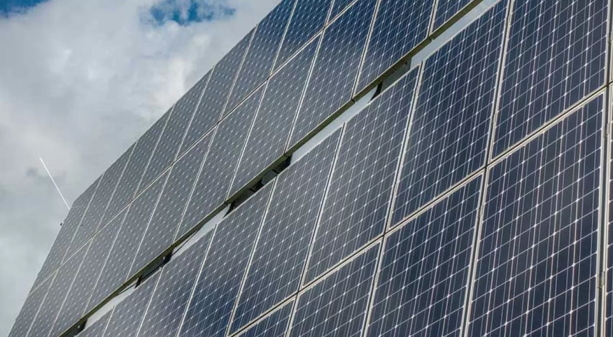 El BEI financia la construcción en Cáceres de una de las plantas solares más grandes de España