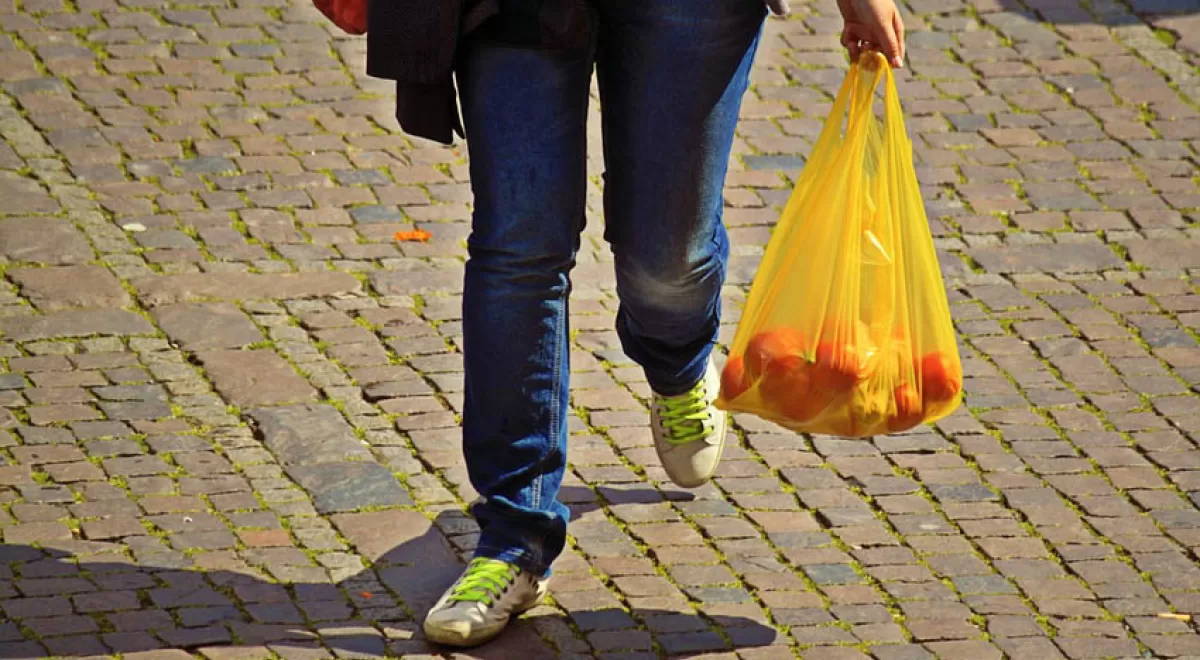 Entra en vigor la obligatoriedad de pagar las bolsas de plástico en los comercios de Cataluña