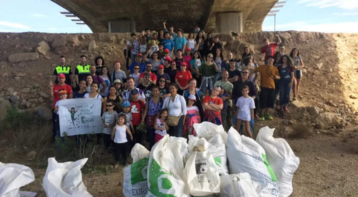 8.140 voluntarios en Cataluña recogen más de 75 toneladas de desechos en \"Let\'s clean up Europe\"