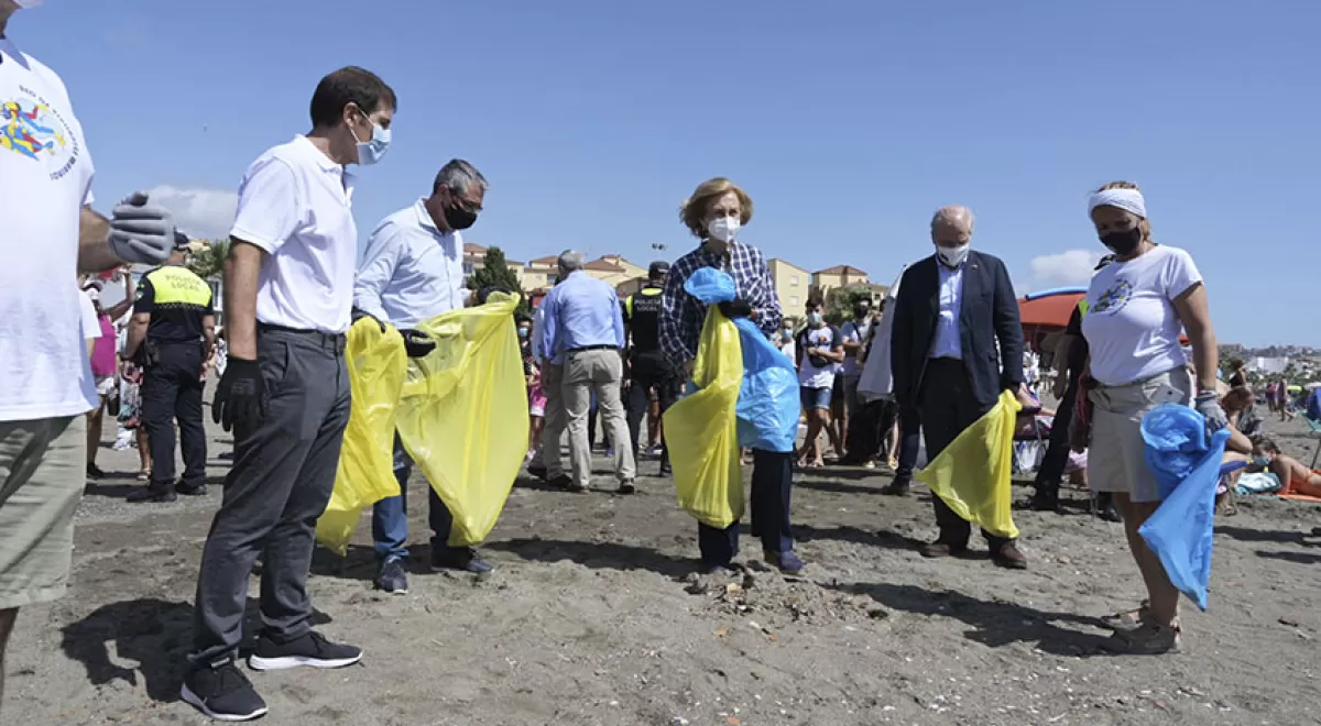 S.M. la Reina Doña Sofía participa como voluntaria en '1m2 por las playas y los mares' del Proyecto LIBERA