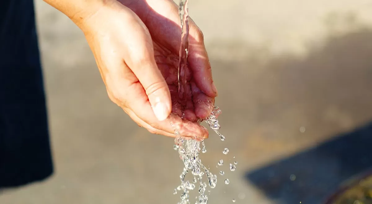 La OMS anima a investigar sobre la presencia de microplásticos en el agua potable