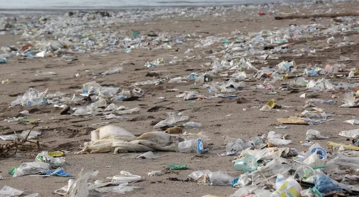 España apenas recupera el 25% de los envases plásticos, según un informe de Greenpeace