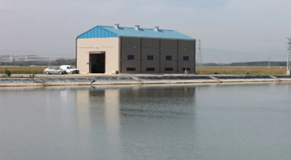 SUEZ realiza la limpieza de una balsa de riego en Estadilla, Huesca
