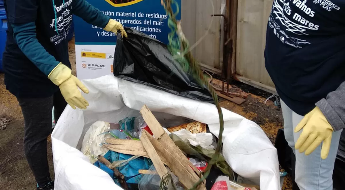 RepescaPlas recupera tres toneladas de basuras marinas en Gandía, Marín y Vigo